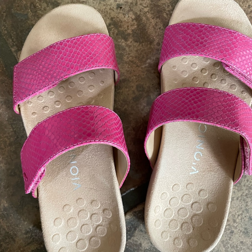 Randi's perfect for poolside glamour or a night out. A classic slide-sandal 🩴